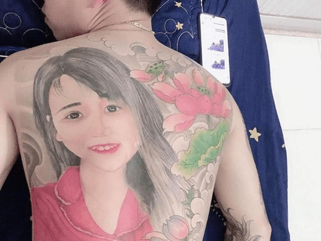 Se tatúa en la espalda el retrato de su novia para ‘demostrarle su amor’. Noticias en tiempo real
