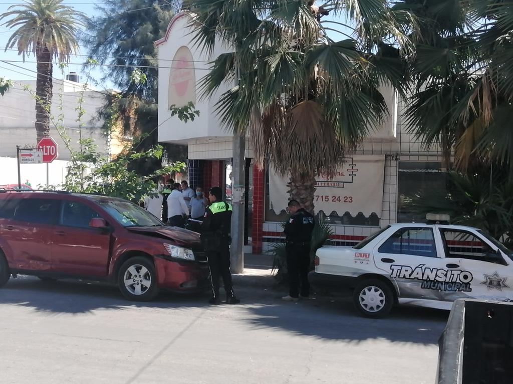 Conductor no respeta alto y choca contra patrulla de Vialidad en Gómez Palacio. Noticias en tiempo real