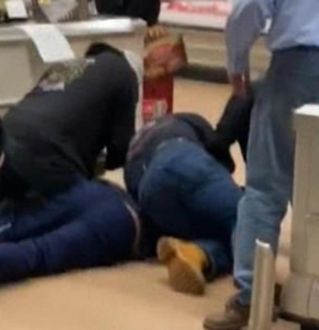 Hombre es derribado por haber escupido a los productos de un supermercado. Noticias en tiempo real
