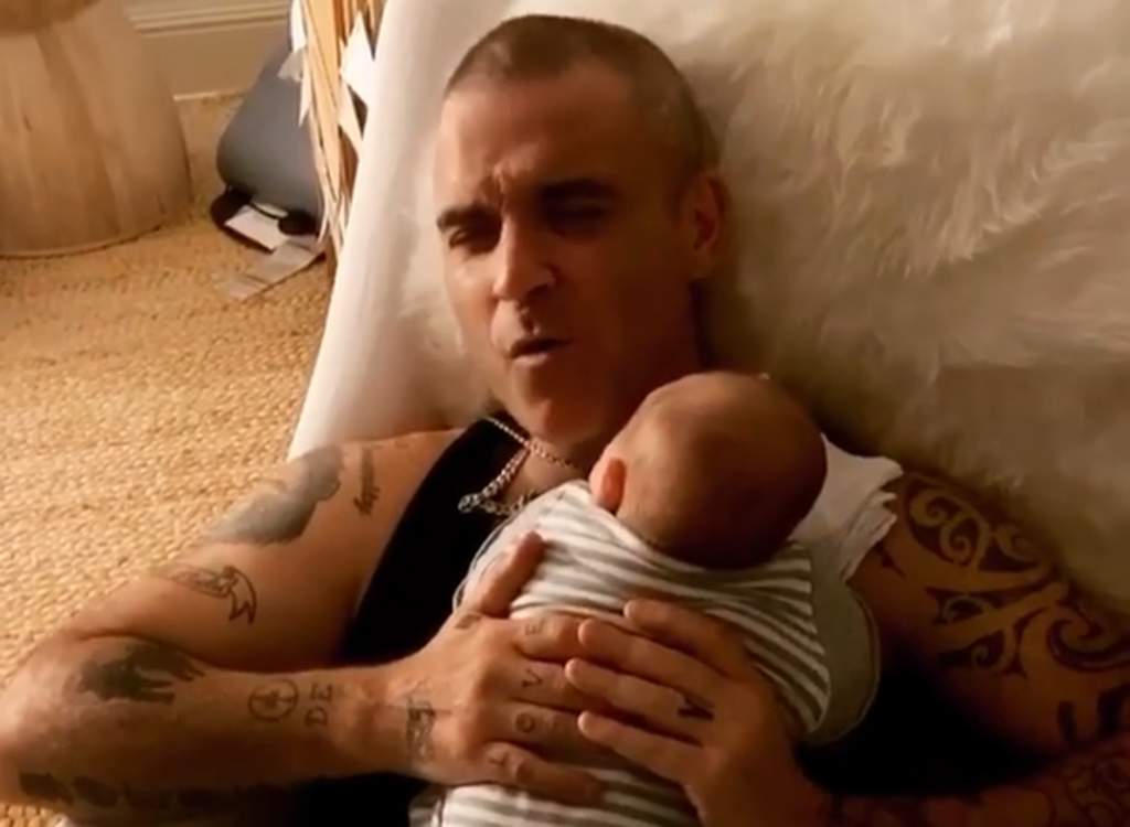 Muestra Robbie Williams su faceta como papá en cuarentena. Noticias en tiempo real