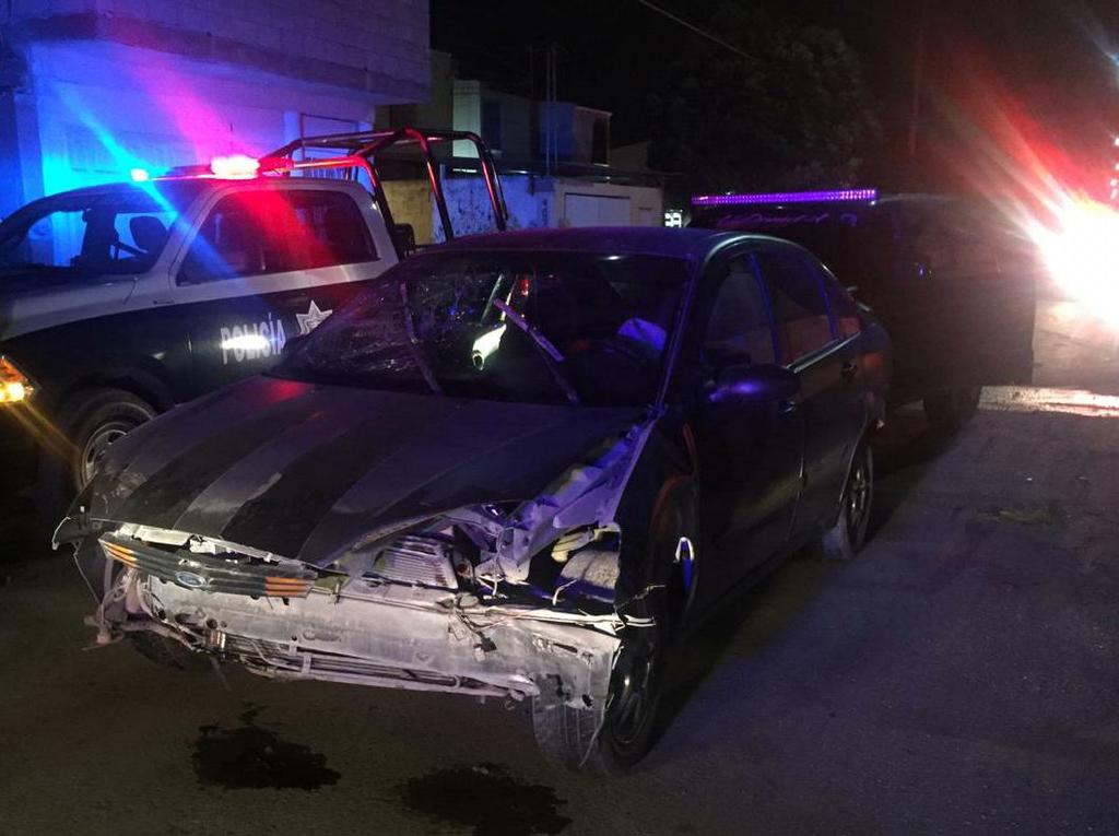 Vehículo se impacta con luminaria en Gómez Palacio. Noticias en tiempo real