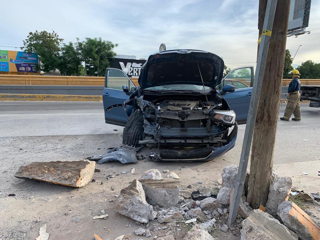 Joven destroza su camioneta tras impactarse contra poste en Torreón. Noticias en tiempo real