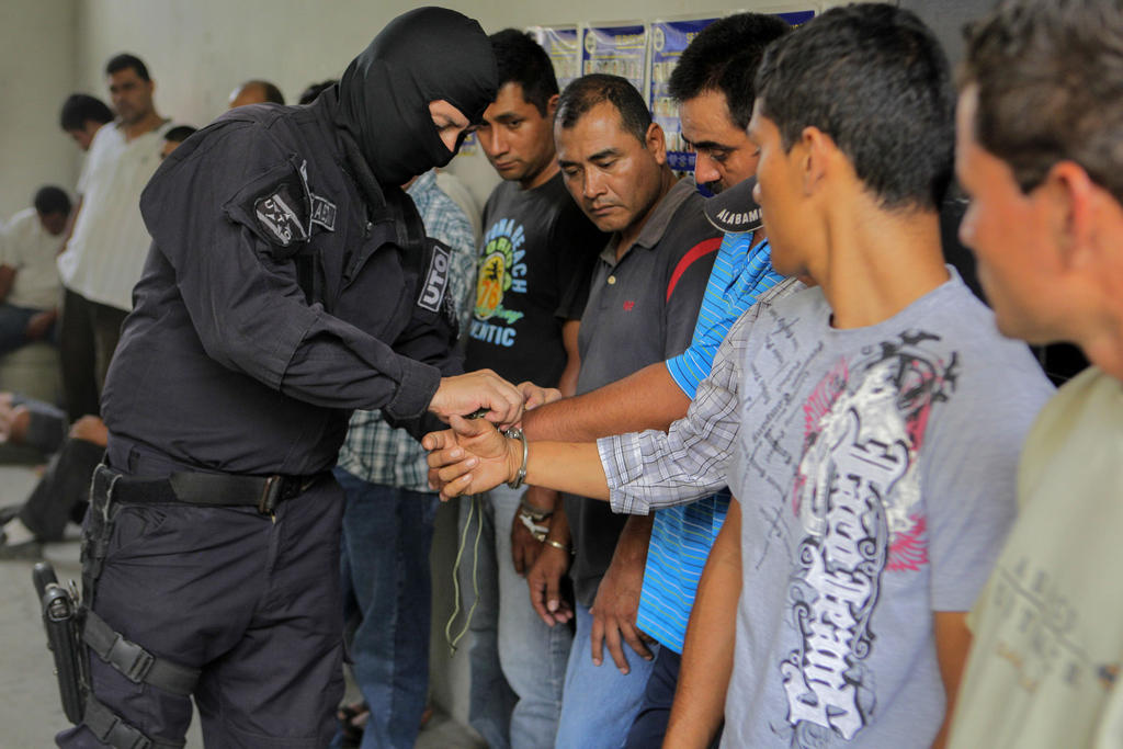 Corte salvadoreña prohíbe arrestos a personas que incumplan la cuarentena. Noticias en tiempo real