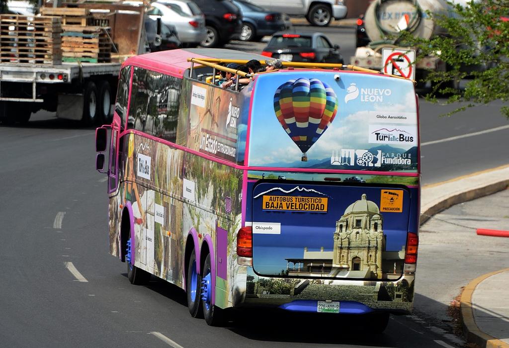 Operadores de transporte turístico protestan en Monterrey. Noticias en tiempo real