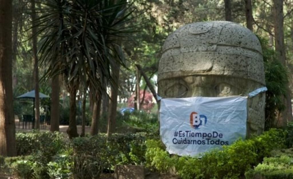 Colocan cubrebocas a monumento a Benito Juárez y a cabeza Olmeca. Noticias en tiempo real