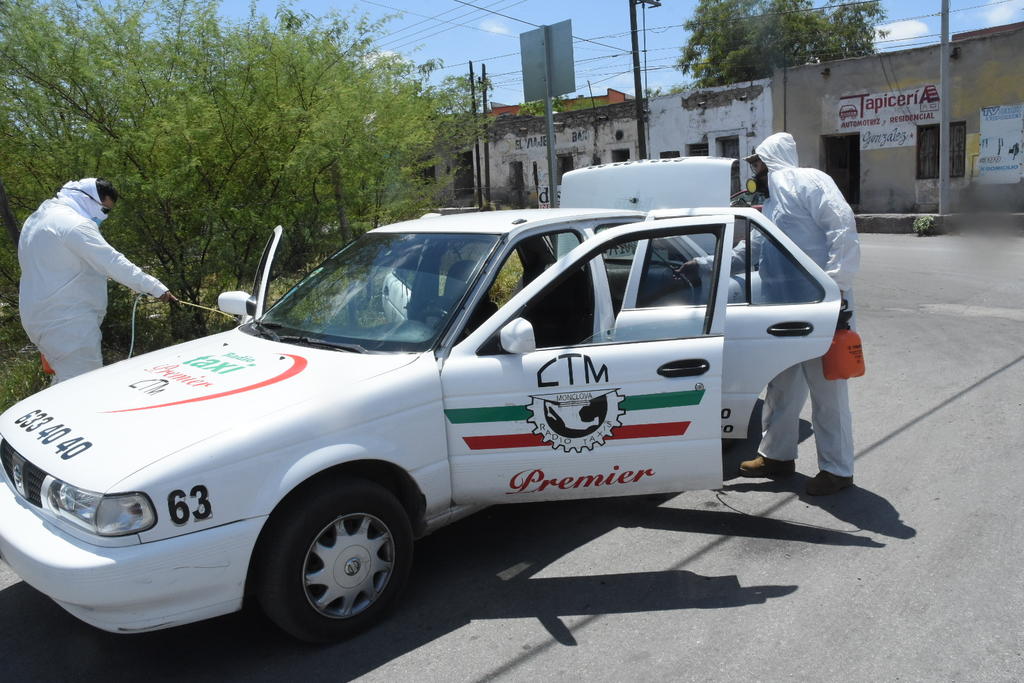 Taxis son sanitizados por empresa en Monclova. Noticias en tiempo real