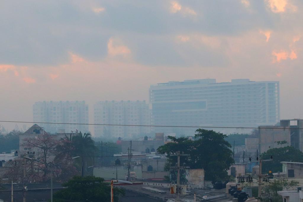 VIRAL: Cancún despierta invadido por una nube de humo. Noticias en tiempo real