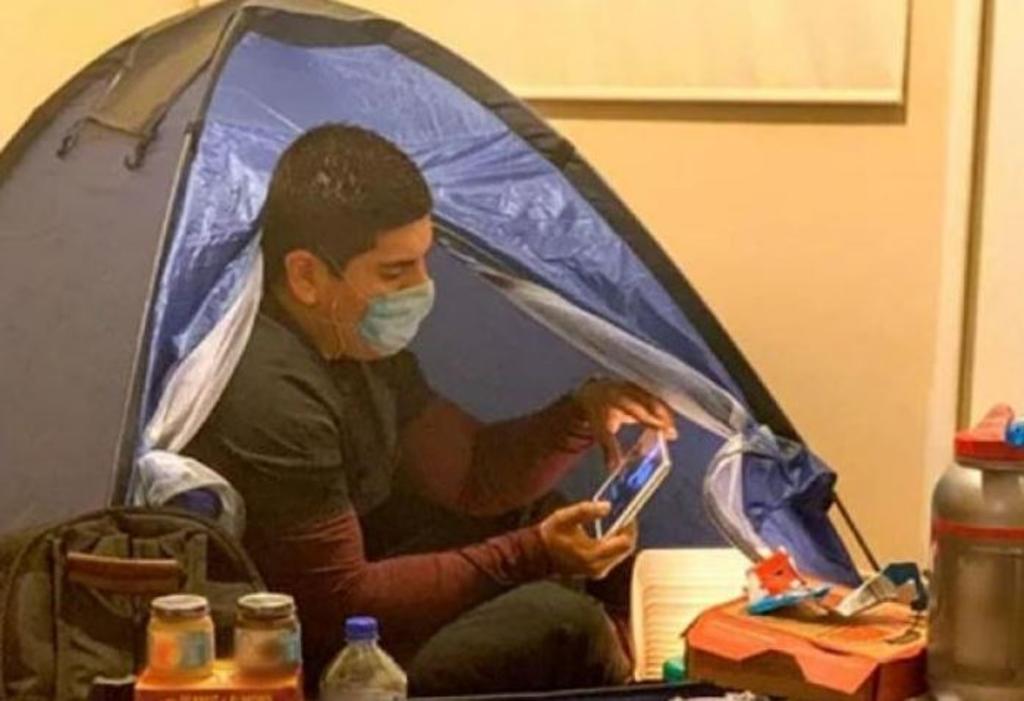 Médico mexicano duerme en casa de campaña para proteger a su esposa. Noticias en tiempo real
