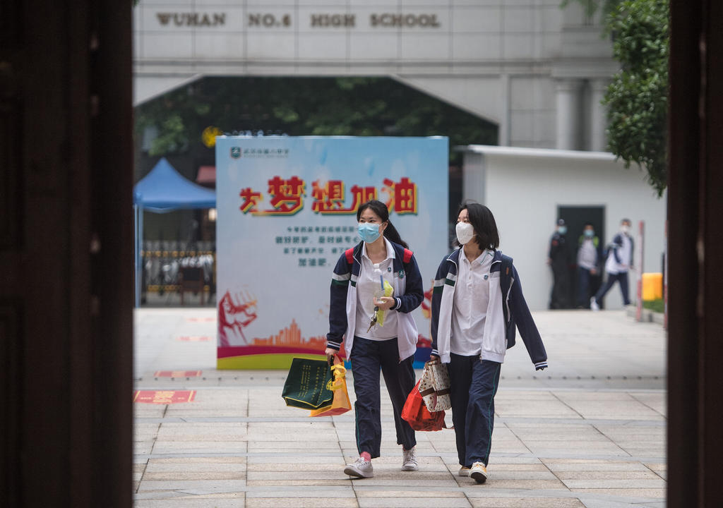 Colocan brazaletes electrónicos para controlar la temperatura de estudiantes en Pekín. Noticias en tiempo real