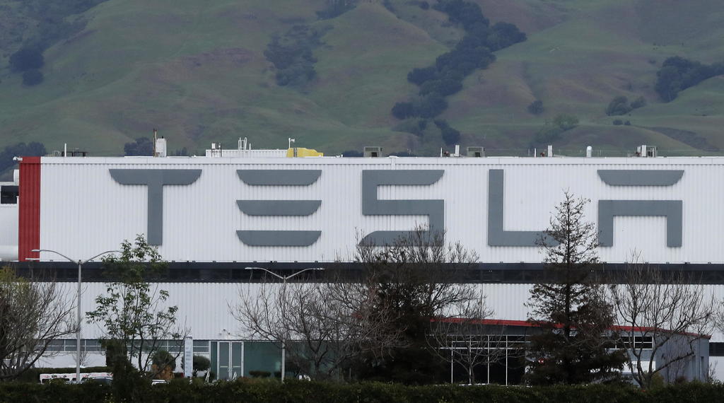 Fábrica de Tesla reanuda operaciones en EUA pese a órdenes locales. Noticias en tiempo real