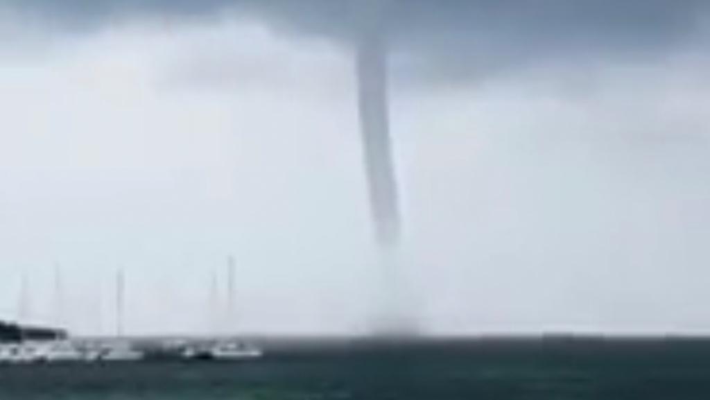 Cancún es sorprendido por halo solar, tornado y lluvias. Noticias en tiempo real