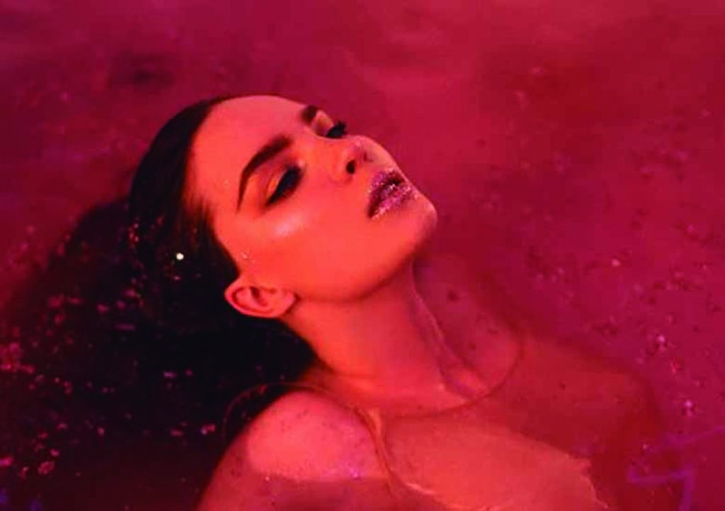 Belinda derrocha sensualidad nadando entre glitter y agua de rosas. Noticias en tiempo real