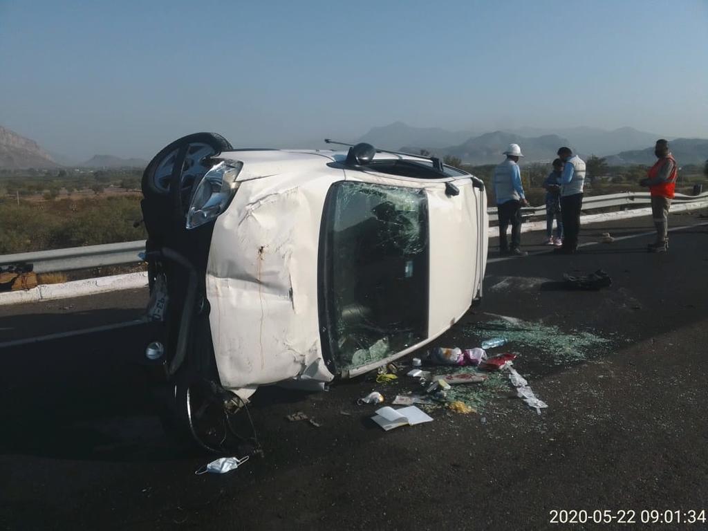 Volcadura en autopista de Lerdo deja una pareja lesionada. Noticias en tiempo real