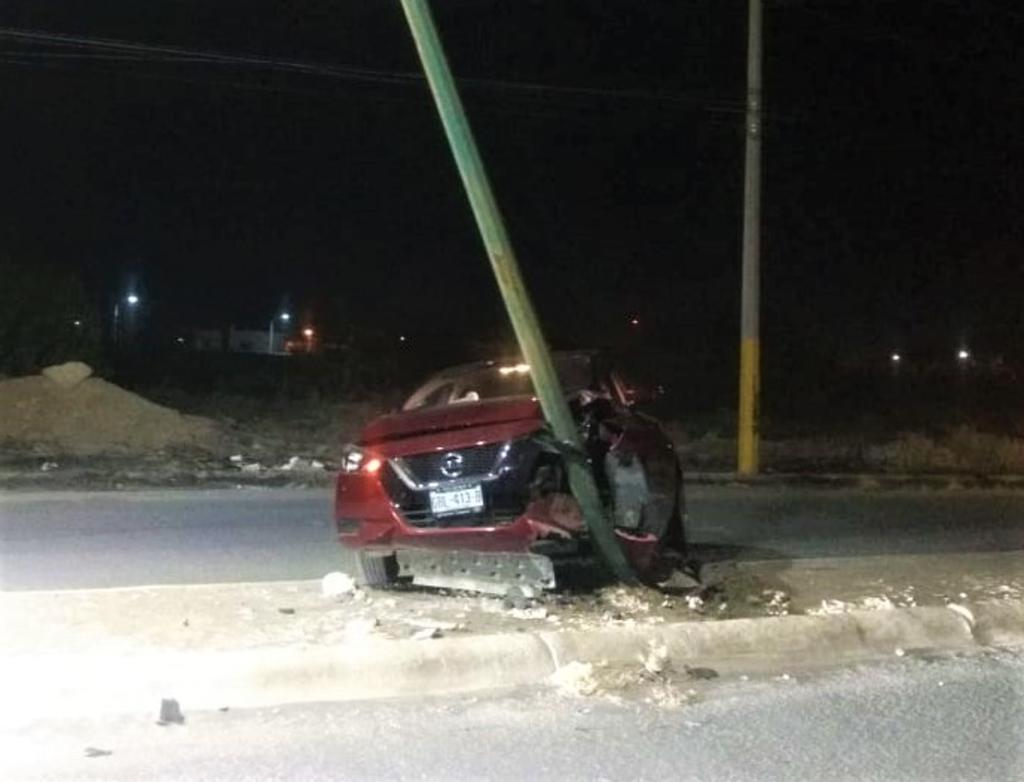Conductor a exceso de velocidad derriba luminaria en Torreón. Noticias en tiempo real