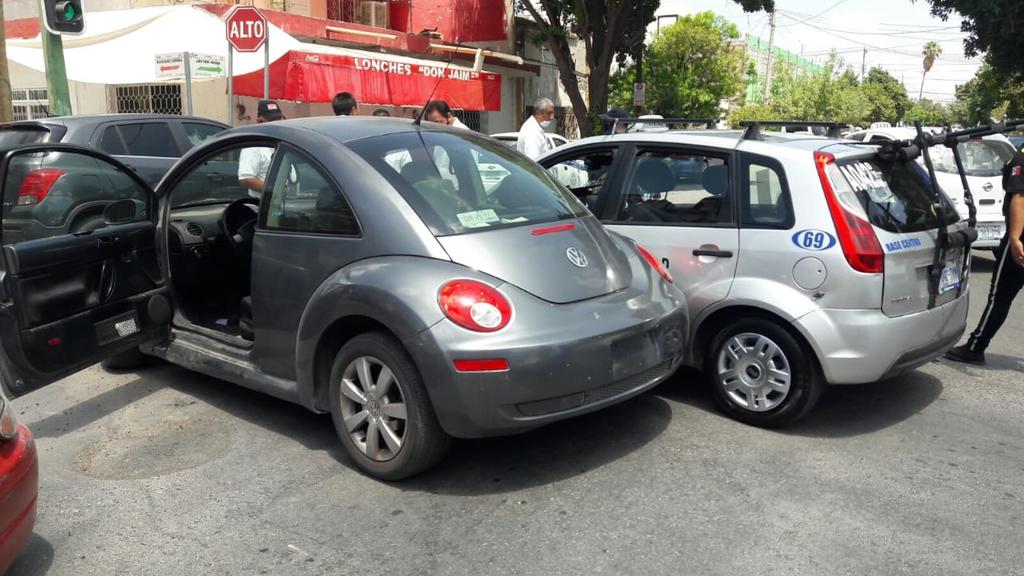 Choque en Gómez Palacio deja daños en tres vehículos. Noticias en tiempo real