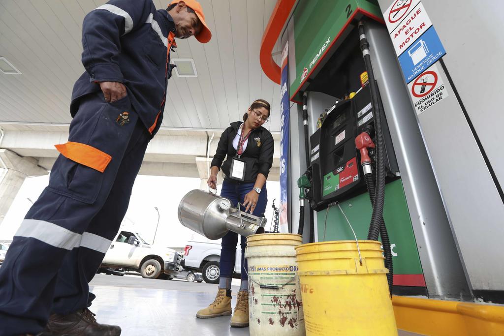Ventas de gasolina de Pemex cae un 34.9% durante abril por COVID-19. Noticias en tiempo real
