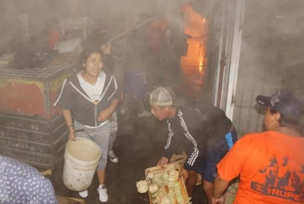 Fuerte incendio arrasa con 100 locales en Central de Abasto de Oaxaca. Noticias en tiempo real
