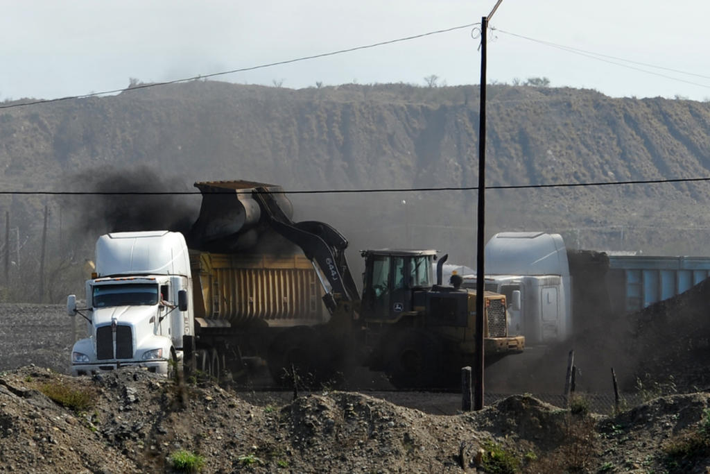 Por falta de pagos, transportistas bloquean minera en Coahuila. Noticias en tiempo real
