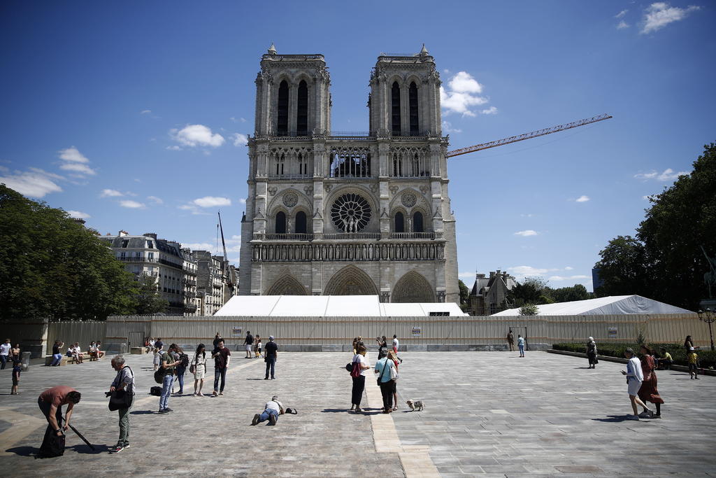 Reabre Notre Dame su explanada. Noticias en tiempo real