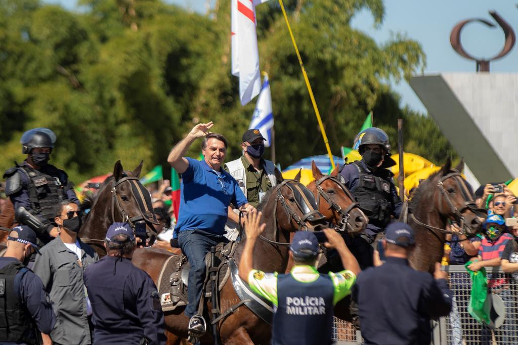 Pasea Bolsonaro a caballo entre miles de personas; ignora al COVID-19. Noticias en tiempo real