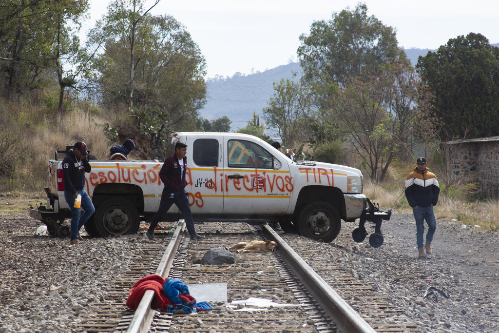 Vinculan a proceso a siete normalistas por bloqueo de vías del tren en Michoacán