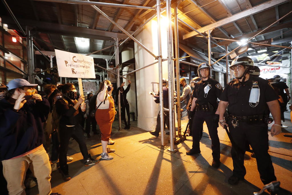 Policías en EUA expresan gestos de solidaridad con manifestantes. Noticias en tiempo real