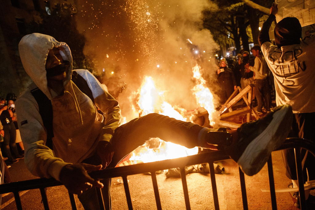 Violencia empaña otra noche de protestas en EUA. Noticias en tiempo real