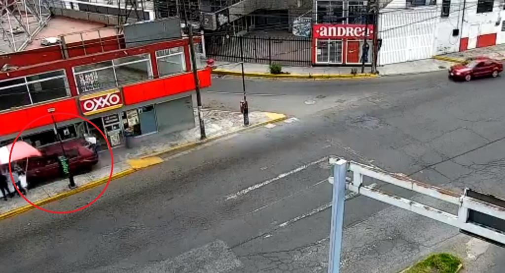 VIDEO: Automóvil arrolla puesto ambulante en el Estado de México. Noticias en tiempo real