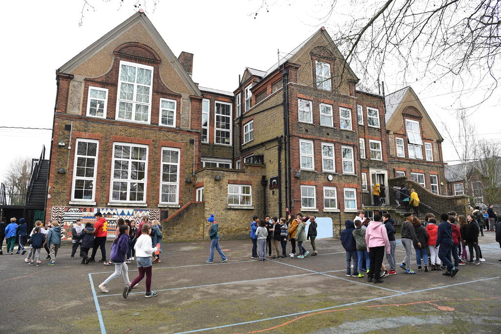 Reabren escuelas de Reino Unido con asistencia variable de alumnos. Noticias en tiempo real