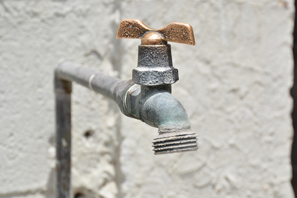 Vecinos denuncian baja presión de agua. Noticias en tiempo real