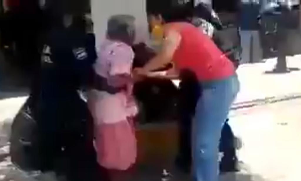 Policías someten a mujer mayor por no portar cubrebocas en Querétaro. Noticias en tiempo real