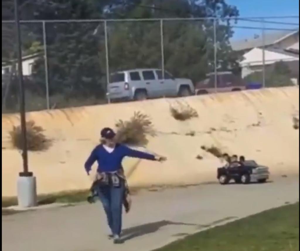 Mujer pelea con madre de niños en auto de juguete porque no traían licencia. Noticias en tiempo real