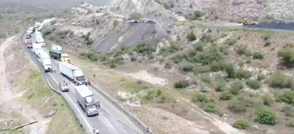 Tras volcadura de tráiler reportan tráfico detenido en la carretera Monterrey- Saltillo. Noticias en tiempo real