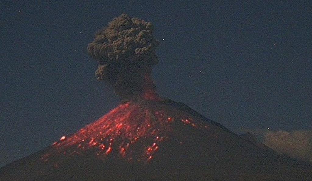 VIDEO: Registra Popocatépetl explosión durante la noche del jueves. Noticias en tiempo real