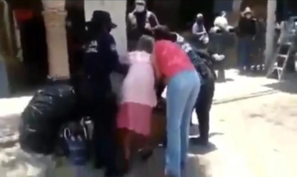 Por no usar cubrebocas, policías someten a mujer en Cadereyta. Noticias en tiempo real