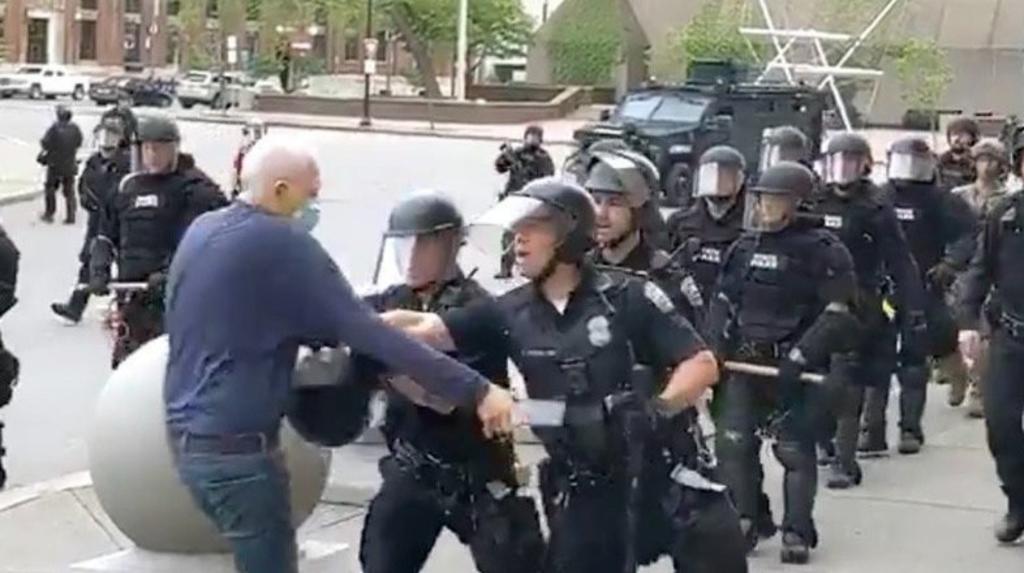 Dos policías detenidos por empujar a anciano de 75 años durante protestas. Noticias en tiempo real