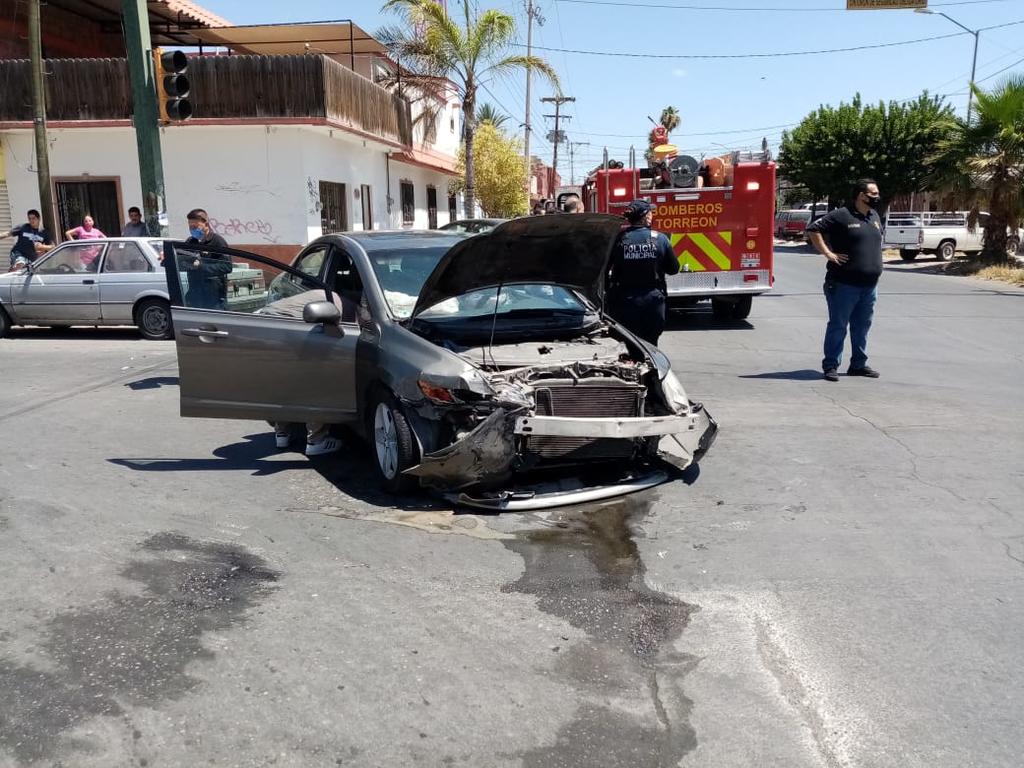 Auto y camioneta chocan en el Centro de Torreón. Noticias en tiempo real