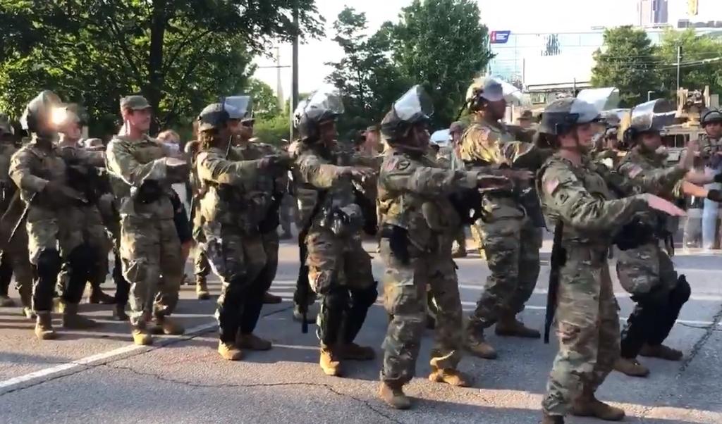 Militares bailan la Macarena para anunciar el inicio de toque de queda. Noticias en tiempo real