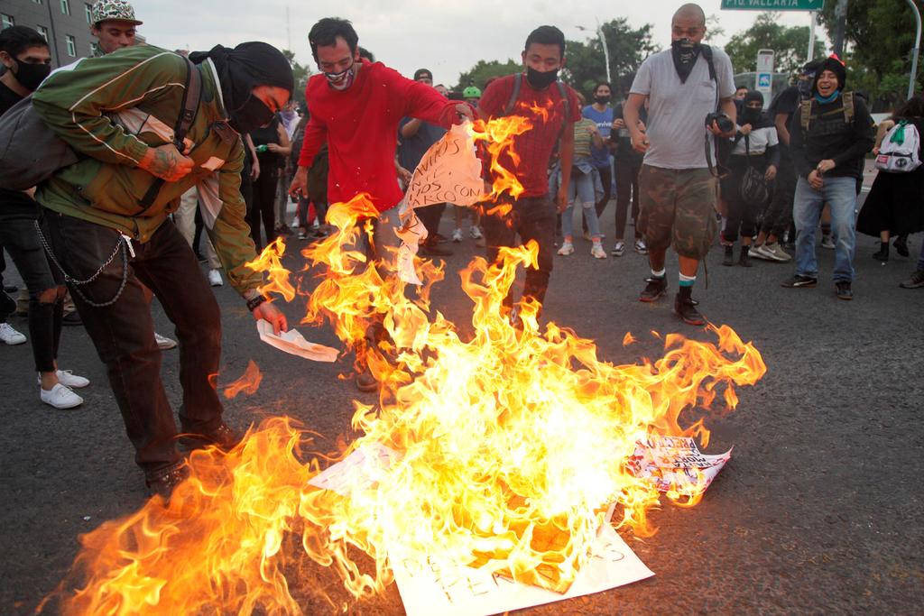 Protestas terminan con pancartas quemadas y exigiendo justicia. Noticias en tiempo real