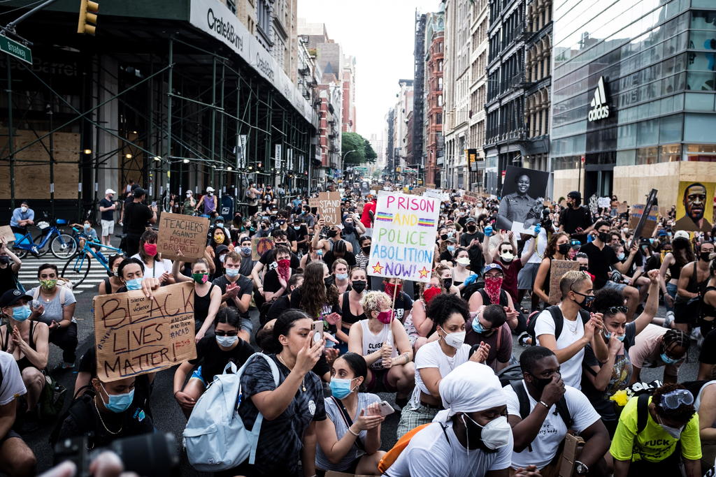 Manifestantes desafían el toque de queda y salen a protestar en Nueva York. Noticias en tiempo real
