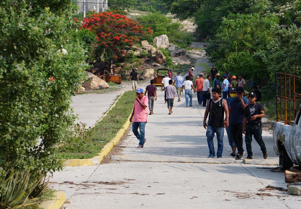 Impiden en Oaxaca sepultar asesinados. Noticias en tiempo real