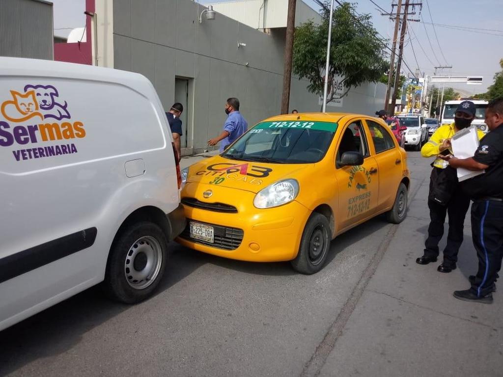 Taxista golpea a conductor tras choque en Centro de Torreón. Noticias en tiempo real