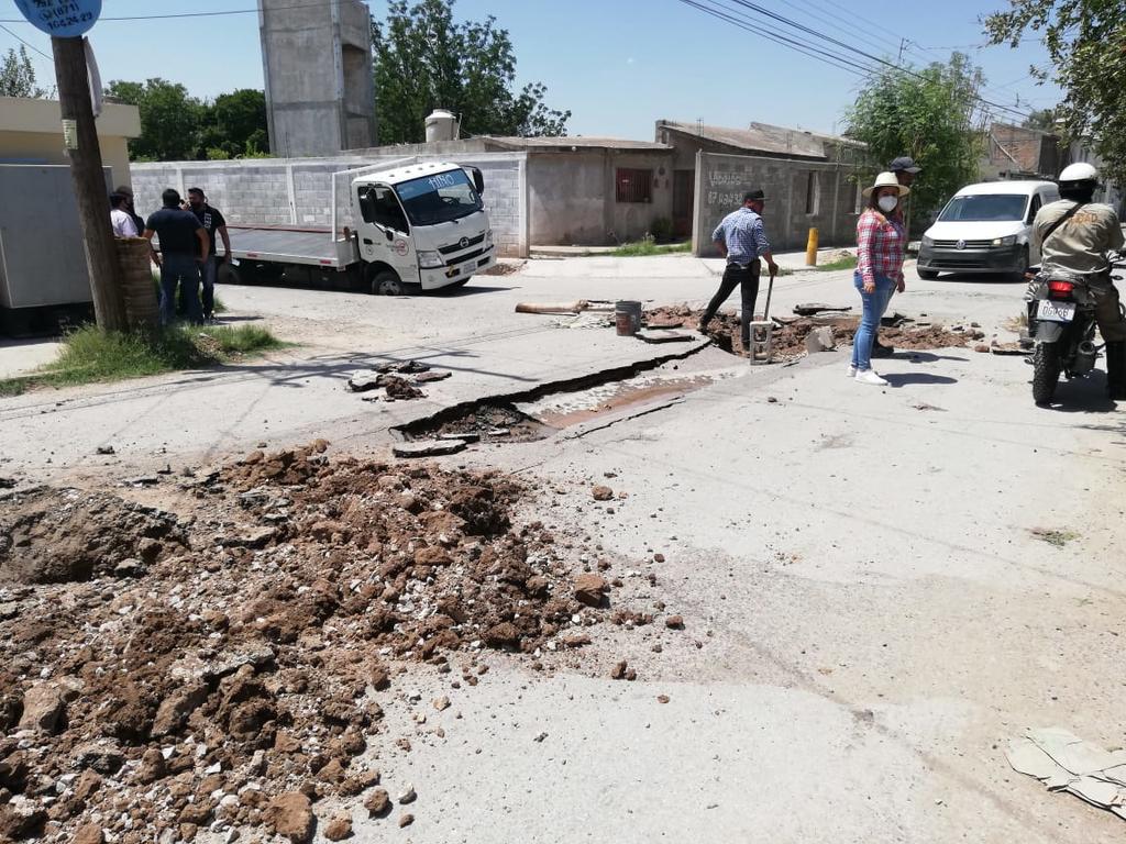 Colpaso del colector Flores Magón provoca hundimiento de dos camiones en Lerdo. Noticias en tiempo real