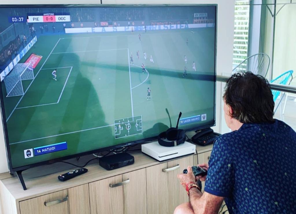 Ricardo La Volpe presume su pasión por jugar FIFA. Noticias en tiempo real