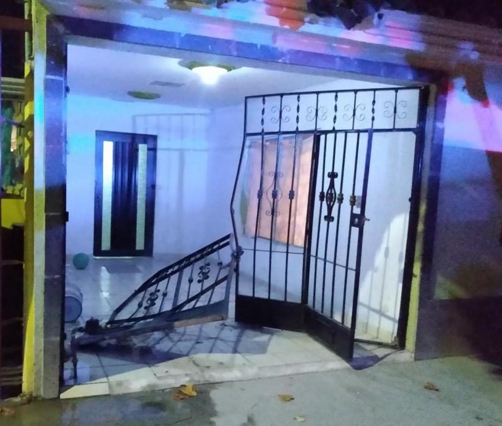 Vehículo se impacta intencionalmente contra domicilio en Gómez Palacio. Noticias en tiempo real