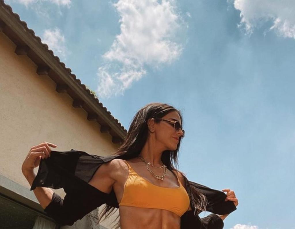 Bárbara de Regil presume su atlético cuerpo en bikini naranja. Noticias en tiempo real