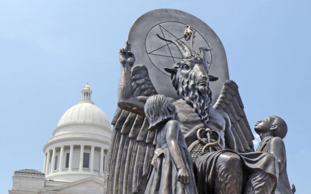Templo satánico planea demandar al estado de Misisipi por colocar a Dios en su bandera. Noticias en tiempo real