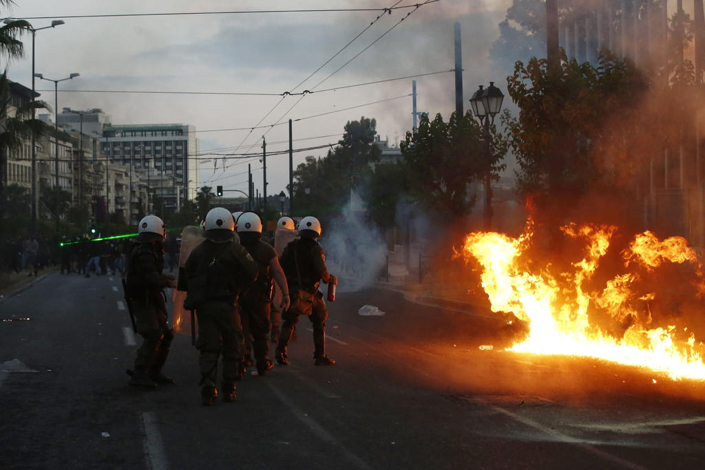 Usa policía gas lacrimógeno para dispersar protestas en Grecia. Noticias en tiempo real
