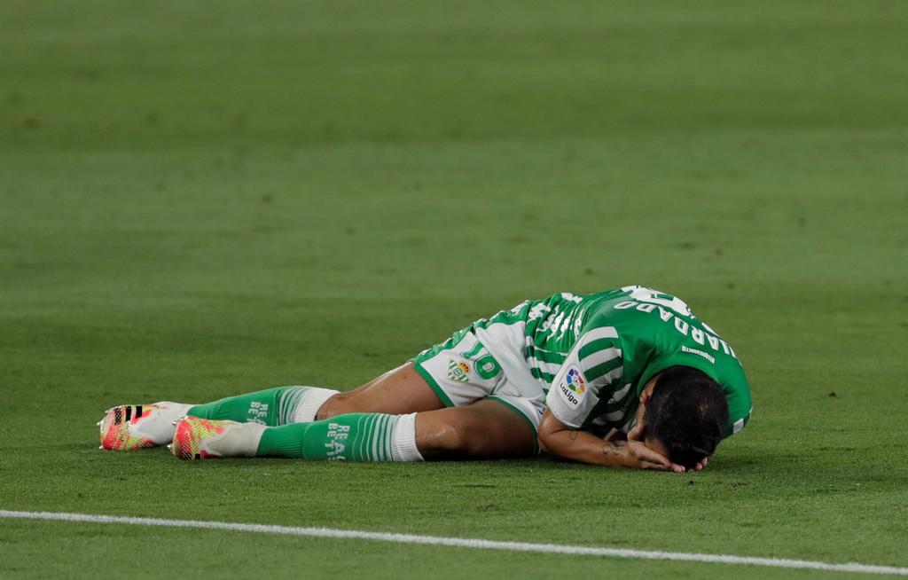Andrés Guardado sale lesionado del partido ante el Atlético de Madrid. Noticias en tiempo real