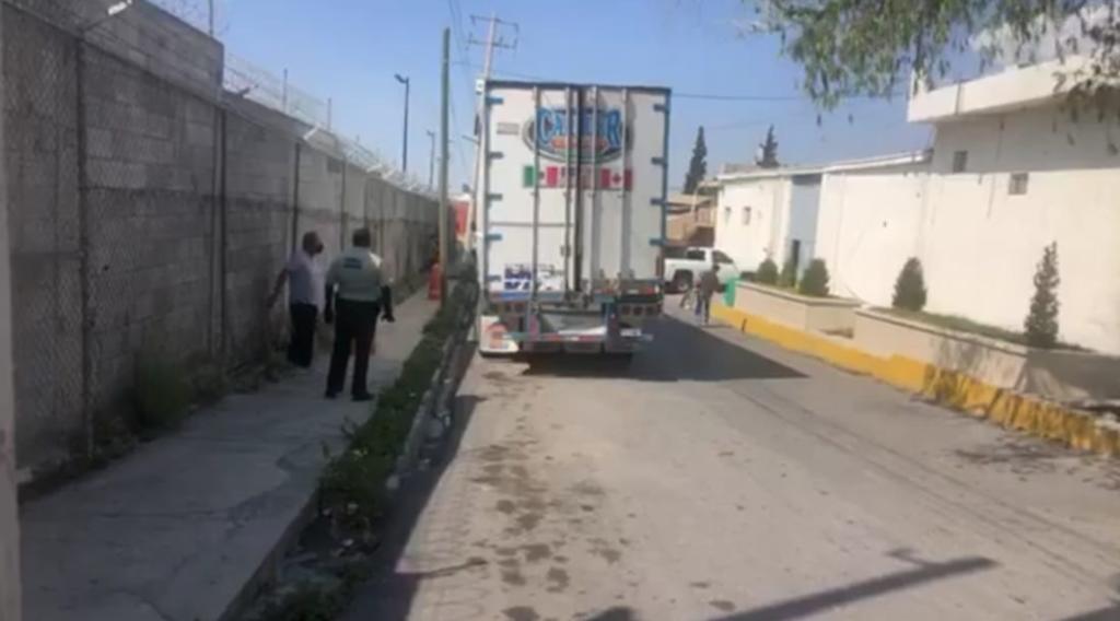 Aseguran tráiler con pacas de ropa en la carretera Monterrey-Saltillo. Noticias en tiempo real